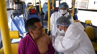 Melansir AP, Otoritas Kota El Alto di Bolivia mengalihfungsikan sejumlah bus umum untuk menjadi lokasi vaksinasi COVID-19.  