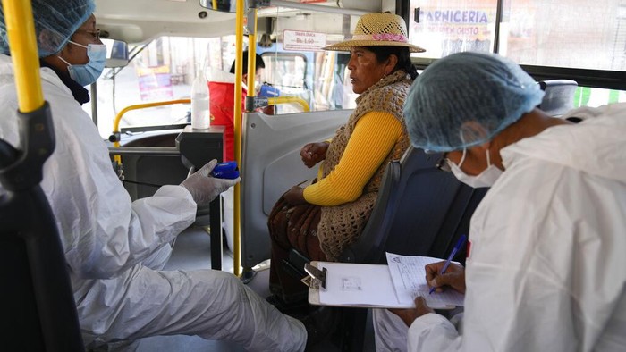 Bukan Angkut Penumpang, Bus di Bolivia Jadi Lokasi Vaksinasi Corona Ada yang berbeda dari bus umum di Bolivia. Bukan mengangkut penumpang untuk melakukan perjalanan, bus itu justru dijadikan lokasi vaksinasi COVID-19.