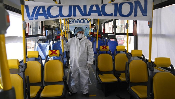 Ada yang berbeda dari bus umum di Bolivia. Bukan mengangkut penumpang untuk melakukan perjalanan, bus itu justru dijadikan lokasi vaksinasi COVID-19.