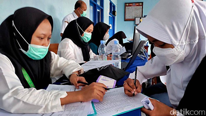 Pemkab Ciamis mengizinkan digelarnya sekolah tatap muka secara terbatas. Sejumlah sekolah pun kini gencar melaksanakan vaksinasi COVID-19 untuk para siswa.