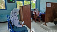 Diketahui, SMA Informatika pun telah menggelar PTM yang diikuti oleh 50 persen siswa secara terjadwal. Pihak sekolah pun berupaya maksimal menerapkan protokol kesehatan guna mencegah penularan COVID-19.