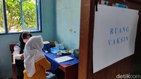 Kepala Dinas Kesehatan Ciamis Yoyo menjelaskan saat ini dari 998.028 target vaksinasi di Ciamis baru mencapai sekitar 15 persen untuk dosis pertama atau 148 ribu dosis. Sedangkan untuk dosis kedua baru mencapai sekitar 9 persen atau 85 ribu dosis. Sedangkan target anak di Ciamis yang divaksinasi 118 ribu. 