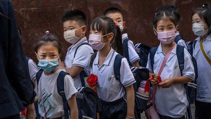 China mulai gelar sekolah tatap muka memasuki tahun ajaran baru. Kegiatan itu digelar usai kasus COVID-19 imbas varian Delta di China disebut sudah terkendali.