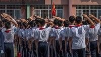 Di Beijing, sebagai tindakan pencegahan penyebaran virus Corona, jutaan siswa dan orang tua diminta untuk tidak melakukan perjalanan ke luar kota selama dua minggu sebelum awal tahun ajaran baru. Kevin Frayer/Getty Images. 