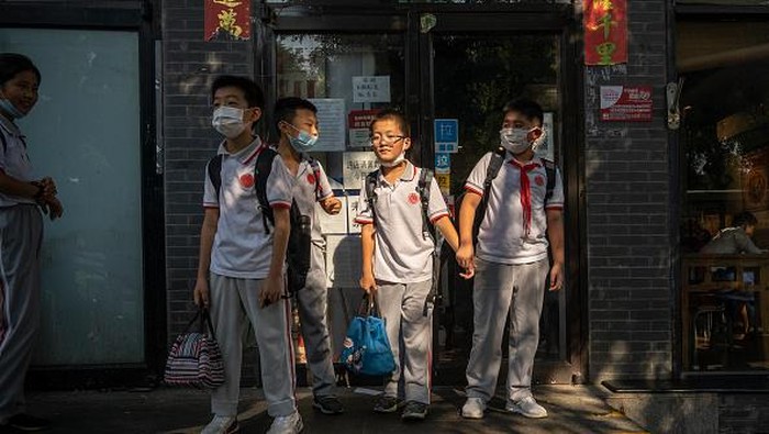 China mulai gelar sekolah tatap muka memasuki tahun ajaran baru. Kegiatan itu digelar usai kasus COVID-19 imbas varian Delta di China disebut sudah terkendali.