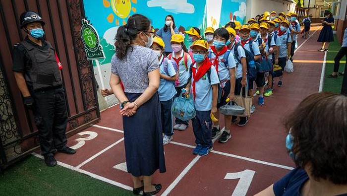 China mulai gelar sekolah tatap muka memasuki tahun ajaran baru. Kegiatan itu digelar usai kasus COVID-19 imbas varian Delta di China disebut sudah terkendali.