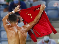Cristiano Ronaldo kini total sudah mengemas 111 gol di level timnas melewati rekornya Ali Daei 109 gol (AP)