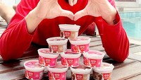 Lewat Instagram pribadinya, Desta kerap membagikan aktivitasnya sehari-hari. Seperti merayakan hari es krim sedunia. Ia tampak berpose dengan tumpukan es krim favoritnya. Foto: Instagram @desta80s