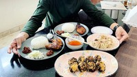 Momen santai Desta juga ia unggah saat menikmati beragam hidangan. Ada ikan bakar, ayam bakar, dim sum, dan dessert enak. Foto: Instagram @desta80s