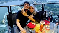 Sudah menikah selama 8 tahun, Desta dan Natasha masih tampak harmonis. Ini momen romantis mereka saat menikmati makanan di sebuah restoran dengan pemandangan yang indah. Foto: Instagram @desta80s
