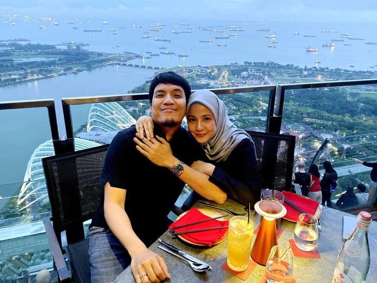 Momen Manis Desta Mahendra Bersama Keluarga Saat Makan Bareng