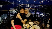 Momen bahagia lainnya dibagikan oleh Desta. Tampak sang istri merangkul dirinya setelah menikmati semua makanan yang tersaji. Foto: Instagram @desta80s