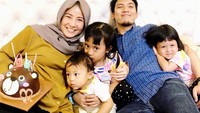 Bersama ketiga anaknya, Desta menyiapkan seloyang kue lucu saat merayakan ulang tahun Natasha. Foto: Instagram @desta80s