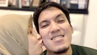 Pada ulang tahun Desta ke 42 tahun, ia juga membagikan potret lucunya bersama sang istri yang sedang mengecup pipinnya. Foto: Instagram @desta80s