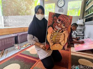 Melihat Indahnya Lukisan Karya Gadis Penyandang Disabilitas Asal Sukabumi
