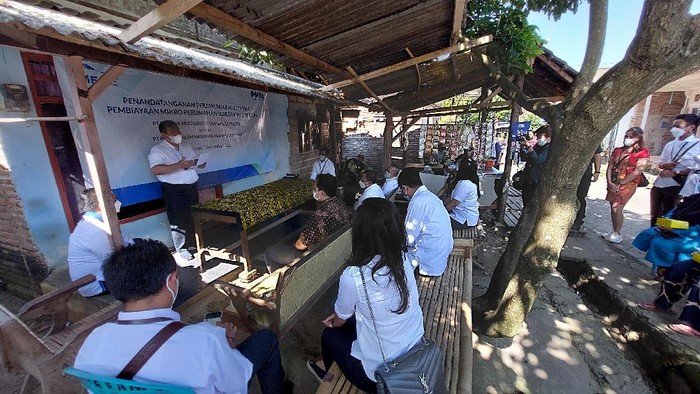 Dorongan untuk Pembiayaan Mikro Perumahan Upaya nyata dalam mengakselerasi peningkatan kapasitas penyaluran pembiayaan perumahan yang berkesinambungan, SMF memberikan Fasilitas Pembiayaan hingga Rp 2 T untuk Program Pembiayaan Mikro Perumahan.