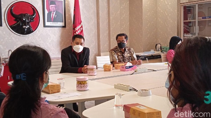 DPRD Surabaya menerima pengaduan beberapa wali murid SMP. Mereka mengaku keberatan soal kewajiban membeli seragam sekolah baru.