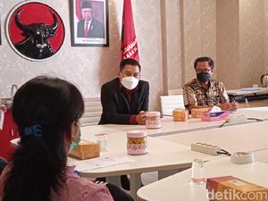 Sejumlah Wali Murid Ngadu ke DPRD Surabaya soal Kewajiban Beli Seragam Baru