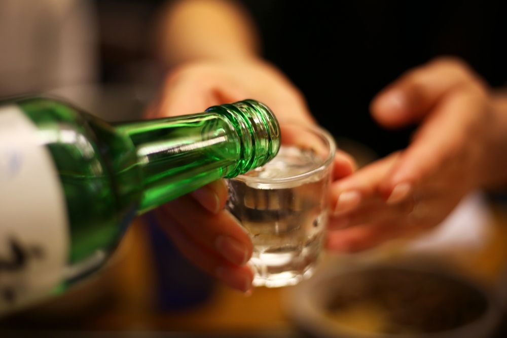 5 Fakta Soju, Minuman Alkohol yang Sering Muncul di Drama Korea