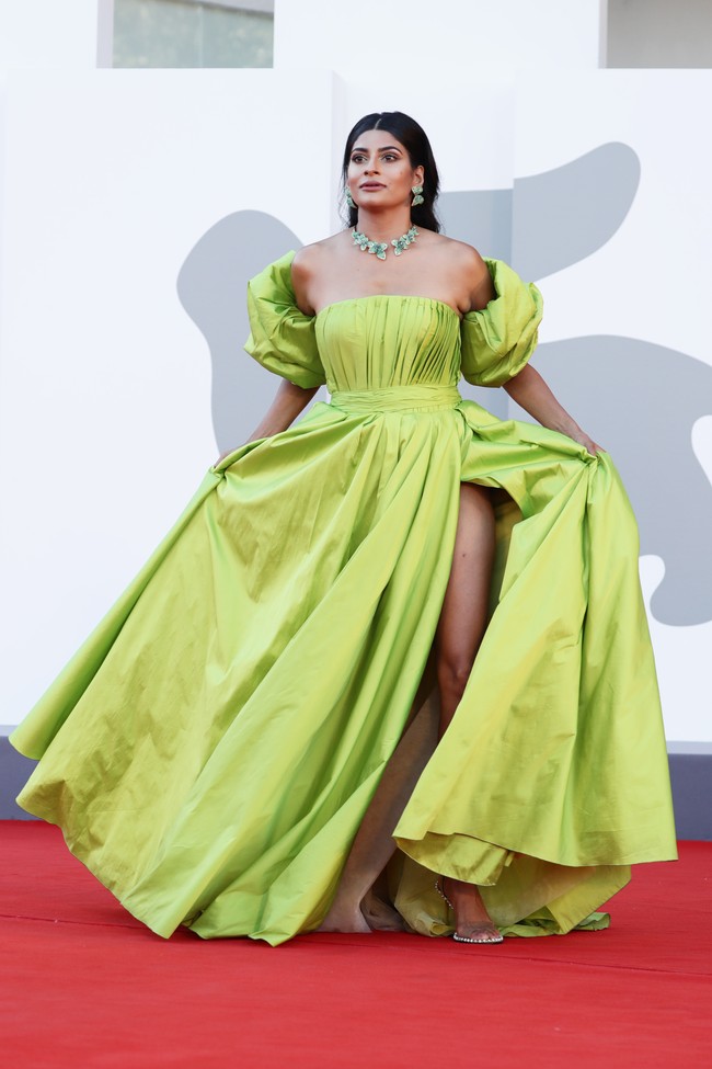 Model dan influencer Farhana Bodi muncul dengan ball-gown hijau mencolok berbelahan tinggi pada bagian rok. (Foto: Getty Images/Vittorio Zunino Celotto)