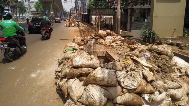 Galian Kabel di Jl Wolter Monginsidi, Jakarta Selatan, Kamis (9/2/2021).