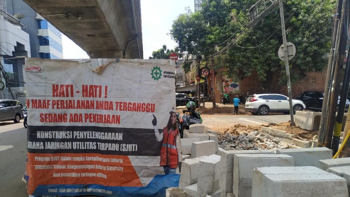 Galian Kabel di Jl Wolter Monginsidi, Jakarta Selatan, Kamis (9/2/2021).