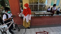 Siswa yang memasuki area sekolah diwajibkan untuk menerapkan protokol kesehatan dengan ketat. Seperti ini salah satunya.