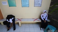 Penerapan jaga jarak pun dilakukan di seluruh area sekolah. Pihak sekolah mengatur sesuai dengan situasi dan kondisinya kini. 