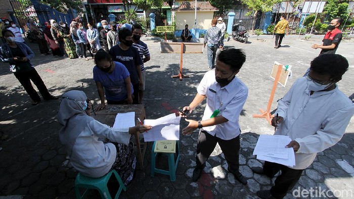 Gelar PTM, Sekolah di Solo Terapkan Prokes Ketat Pelajar SLTPN 22 Solo melaksanakan pembelajaran tatap muka dengan guru di ruang sekolah, Solo, Jawa Tengah, Kamis (2/9). Sekolah tersebut menerapkan aturan kehadiran 50 persen pelajar dan membatasi waktu tatap muka dari pukul 07.30 hingga 09.00 WIB dengan pemberlakuan protokol kesehatan ketat.