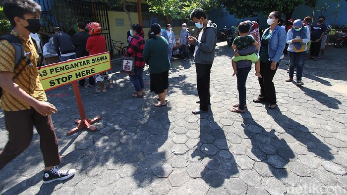 Gelar PTM, Sekolah di Solo Terapkan Prokes Ketat Pelajar SLTPN 22 Solo melaksanakan pembelajaran tatap muka dengan guru di ruang sekolah, Solo, Jawa Tengah, Kamis (2/9). Sekolah tersebut menerapkan aturan kehadiran 50 persen pelajar dan membatasi waktu tatap muka dari pukul 07.30 hingga 09.00 WIB dengan pemberlakuan protokol kesehatan ketat.