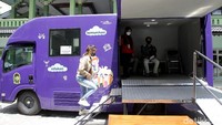 Layanan mobil vaksinasi COVID-19 ini pun dioperasikan untuk menjangkau masyarakat yang kesulitan mendapatkan vaksin COVID-19.