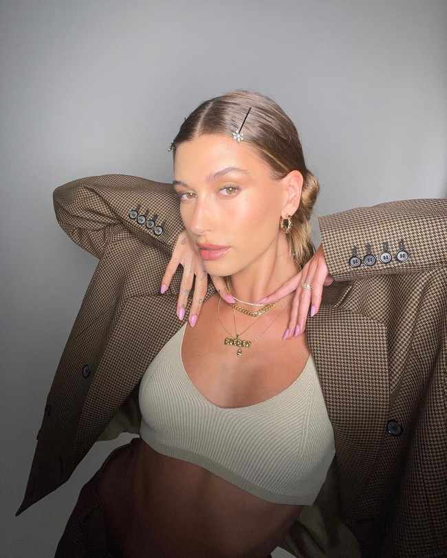 7. SkinminimalismDi tengah prediksi tahun 2023 akan banyak makeup bold, namun riasan glowing dan makeup no makeup masih akan berlanjut kepopulerannya. Hailey Bieber kerap memperlihatkan teknik makeup-nya yang minimalis. Hanya dengan moisturizer dan tint moisturizer atau cushion, dan pulasan maskara dan lip gloss memberikan efek kulit yang glowing dan sehat. Foto: Instagram: @haileybieber