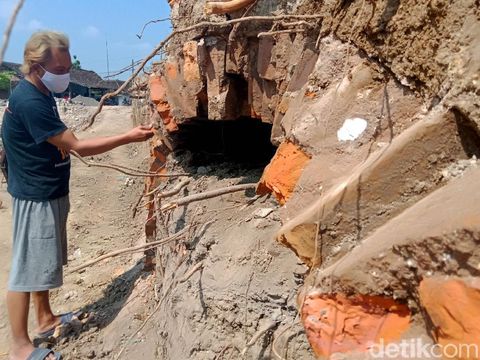 Penemuan terowongan di area proyek pengerukan tanah untuk area pemancingan di Klaten hebohkan warga. Terowongan itu diduga dibangun pada masa kolonial Belanda.