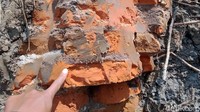Bangunan tersebut berbahan batu bata merah dengan ukuran 5x 30 sentimeter tanpa pasangan semen.  