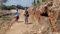 Terowongan berada di bawah jalan raya antar kecamatan. Dinas Kebudayaan Pariwisata Pemuda dan Olahraga Pemkab Klaten dan Balai Pelestarian Cagar Budaya (BPCB) Jawa Tengah (Jateng) sudah mendapatkan laporan dan akan mengecek ke lokasi.