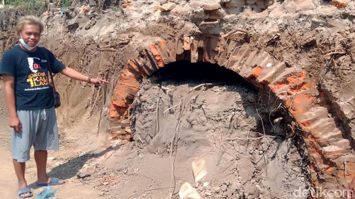 Penemuan terowongan di area proyek pengerukan tanah untuk area pemancingan di Klaten hebohkan warga. Terowongan itu diduga dibangun pada masa kolonial Belanda.