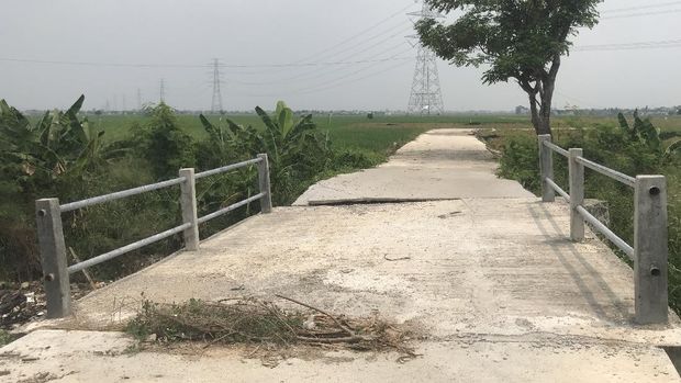 Jembatan Kali Busa ambruk, hal itu yang diduga jadi penyebab sampah menumpuk.