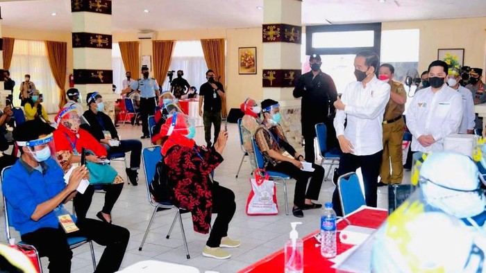 Jokowi tinjau vaksinasi di Lampung (Foto: Lukas - Biro Pers Sekretariat Presiden )