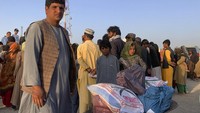 Terdapat ribuan warga Afganistan yang telah melarikan diri lewat jalur darat ke Pakistan melalui perbatasan di Kota Chaman. Diketahui, perbatasan Spin Boldak di Chaman adalah salah satu penyeberangan tersibuk antara Pakistan dan Afghanistan. Ribuan pedagang dan pelancong melewati gerbang di kota berdebu ini setiap hari. AP Photo.  