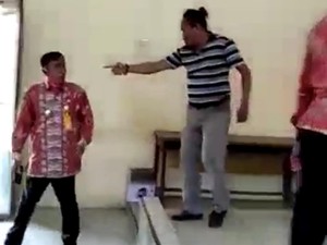 Saat Kades di Jombang Dianiaya Orang Dengan Gangguan Jiwa hingga Tersungkur