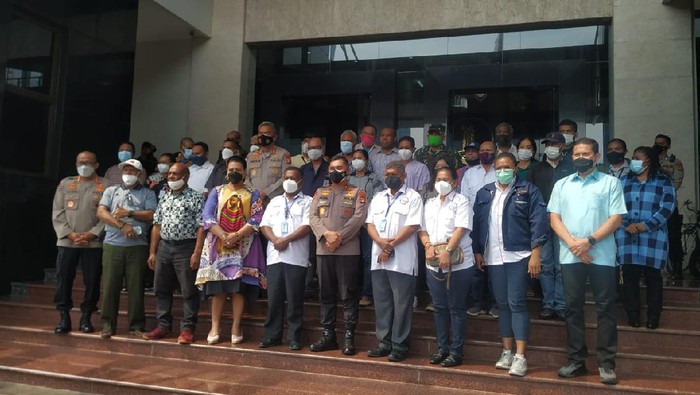 Kapolda Metro Jaya Irjen Fadil Imran bertemu dengan warga Papua (Yogi/detikcom)