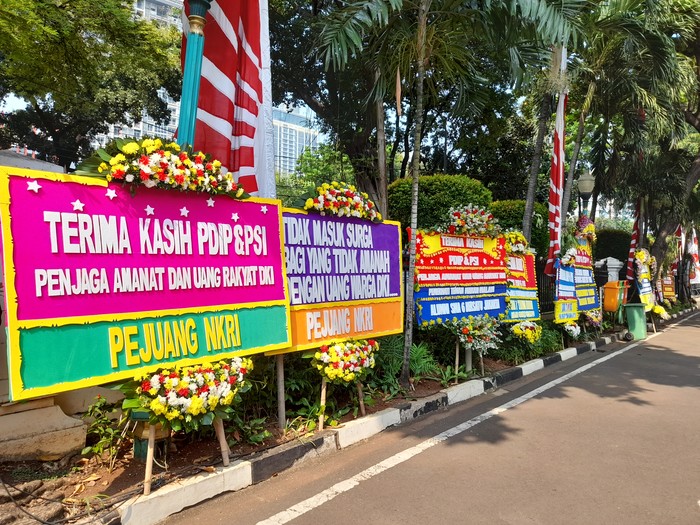Karangan bunga di depan DPRD DKI Jakarta