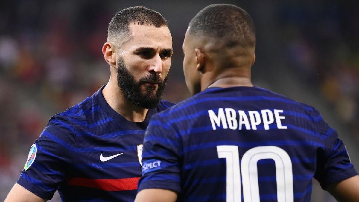 Karim Benzema menyebut hubungannya dengan Kylian Mbappe tidak terpengaruh usai penyerang Paris Saint-Germain itu menolak Real Madrid (Foto: Getty Images/Daniel Mihailescu - Pool)
