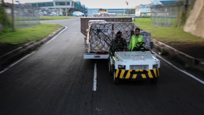 Petugas kargo membongkar muat vaksin COVID-19 AstraZeneca di Bandara Soekarno Hatta, Tangerang, Kamis (2/9/2021). Sebanyak 500 ribu dosis vaksin AstraZeneca tiba di Indonesia yang merupakan dose sharing dari Pemerintah Australia. ANTARA FOTO/FAUZAN/rwa.