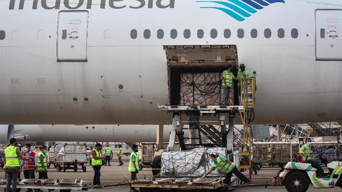 Petugas kargo membongkar muat vaksin COVID-19 AstraZeneca di Bandara Soekarno Hatta, Tangerang, Kamis (2/9/2021). Sebanyak 500 ribu dosis vaksin AstraZeneca tiba di Indonesia yang merupakan dose sharing dari Pemerintah Australia. ANTARA FOTO/FAUZAN/rwa.