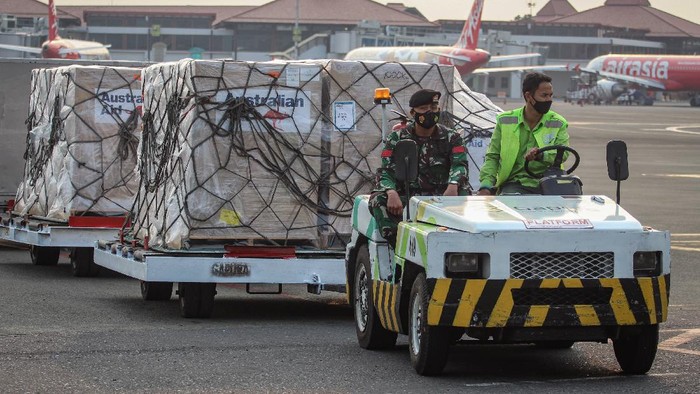 Petugas kargo membongkar muat vaksin COVID-19 AstraZeneca di Bandara Soekarno Hatta, Tangerang, Kamis (2/9/2021). Sebanyak 500 ribu dosis vaksin AstraZeneca tiba di Indonesia yang merupakan dose sharing dari Pemerintah Australia. ANTARA FOTO/FAUZAN/rwa.