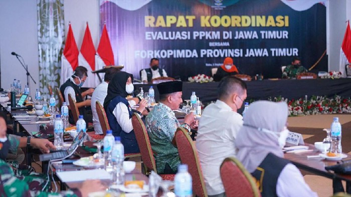 Khofifah saat memimpin rapat koordinasi dengan kepala daerah di wilayah Bakorwil Jember