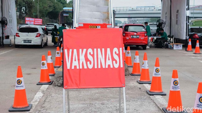 Layanan vaksinasi COVID-19 terus diperluas. PT Jasa Marga bersama Mabes TNI kini membuka sentra vaksinasi di Tol Jagorawi.