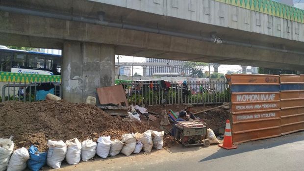 Kondisi galian SJUT di Jl Kapten Tendean, Jakarta Selatan pada Kamis (2/9/2021).