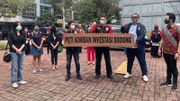 Bersama kuasa hukum dari LQ Indonesia Lawfirm, para nasabah yang menjadi korban investasi bodong menggelar aksi teatrikal menggotong peti mati.